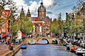 Kanal och St Nicolas Kyrkan i Amsterdam - foton