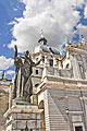 Skulptur av Papa Juan Pablo II på Catedral de la Almudena  i Madrid - foton