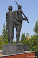 Monument av Mieszko I och Bolesław I Chrobry - fotografi - Gniezno - Gnesen