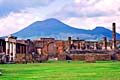 Pompeii - bilder - Vesuv . Byene Pompeii og Herculaneum ble begravet da den nærliggende vulkanen Vesuv hadde et utbrudd den 24. august 79. Pompeii, Herculaneum og Torre Annunziata - Disse tre arkeologiske funnstedene ble i 1997 erklært som verdensarvsteder av UNESCO.   