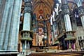 Vista da nave da catedral - Catedral de Milão em Itália